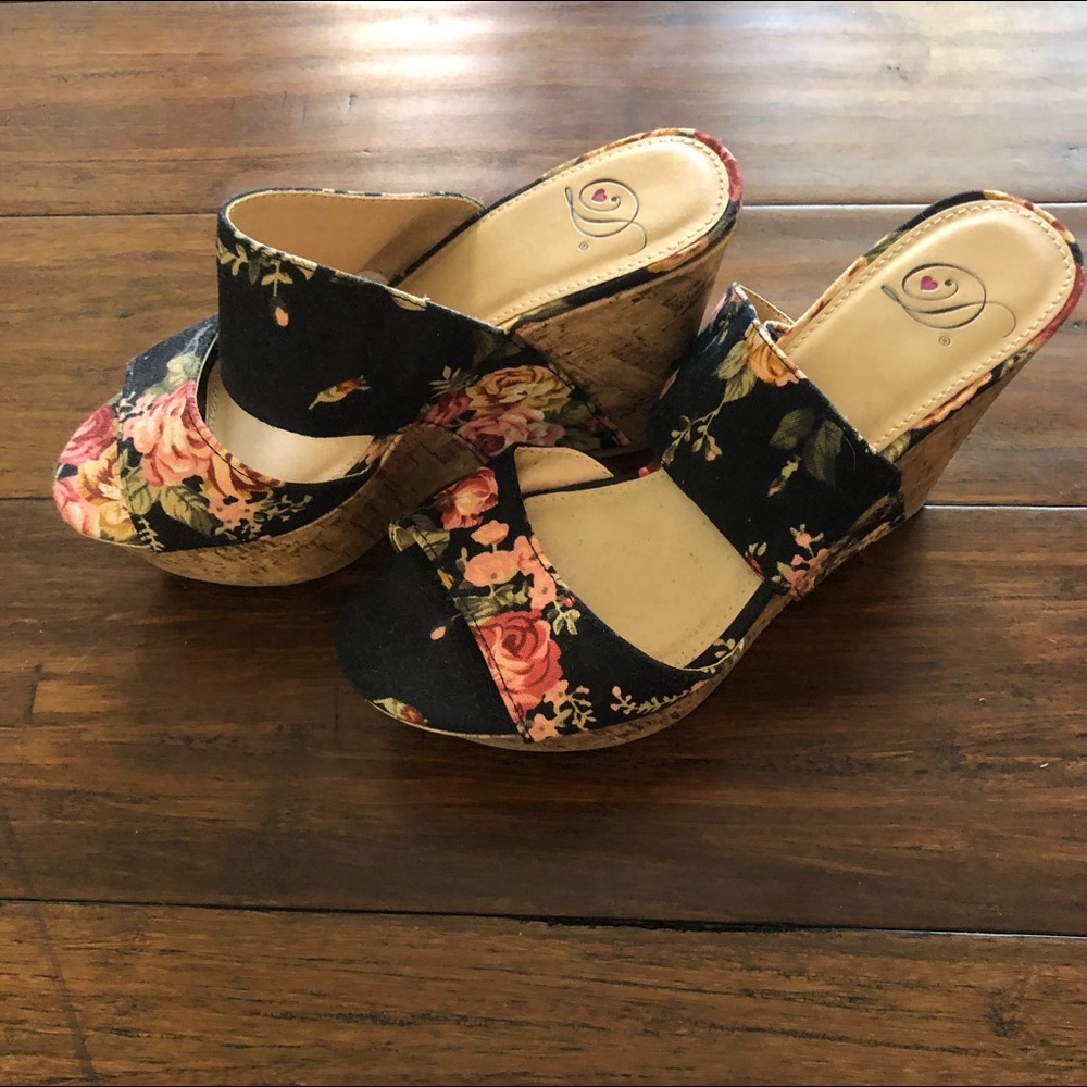 Lightweight Floral Wedges size 5